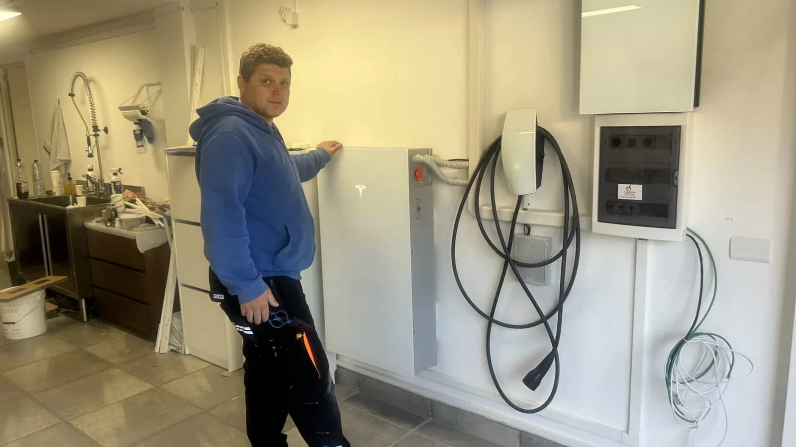 Batteria di accumulo e colonnina di ricarica per auto elettrica