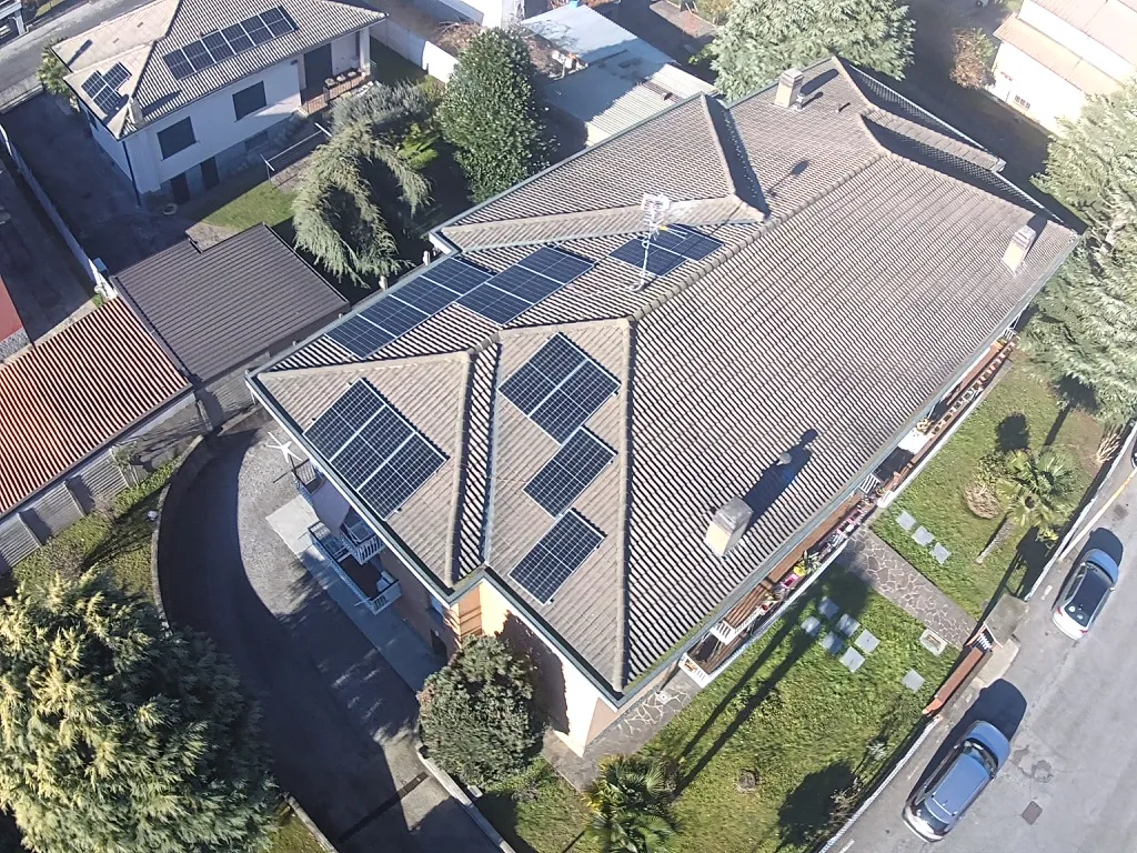 Impianto fotovoltaico visto dal drone a Magenta