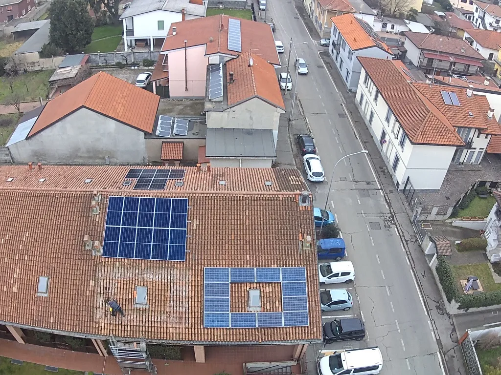 Posa dei pannelli fotovoltaici su un tetto a Magenta