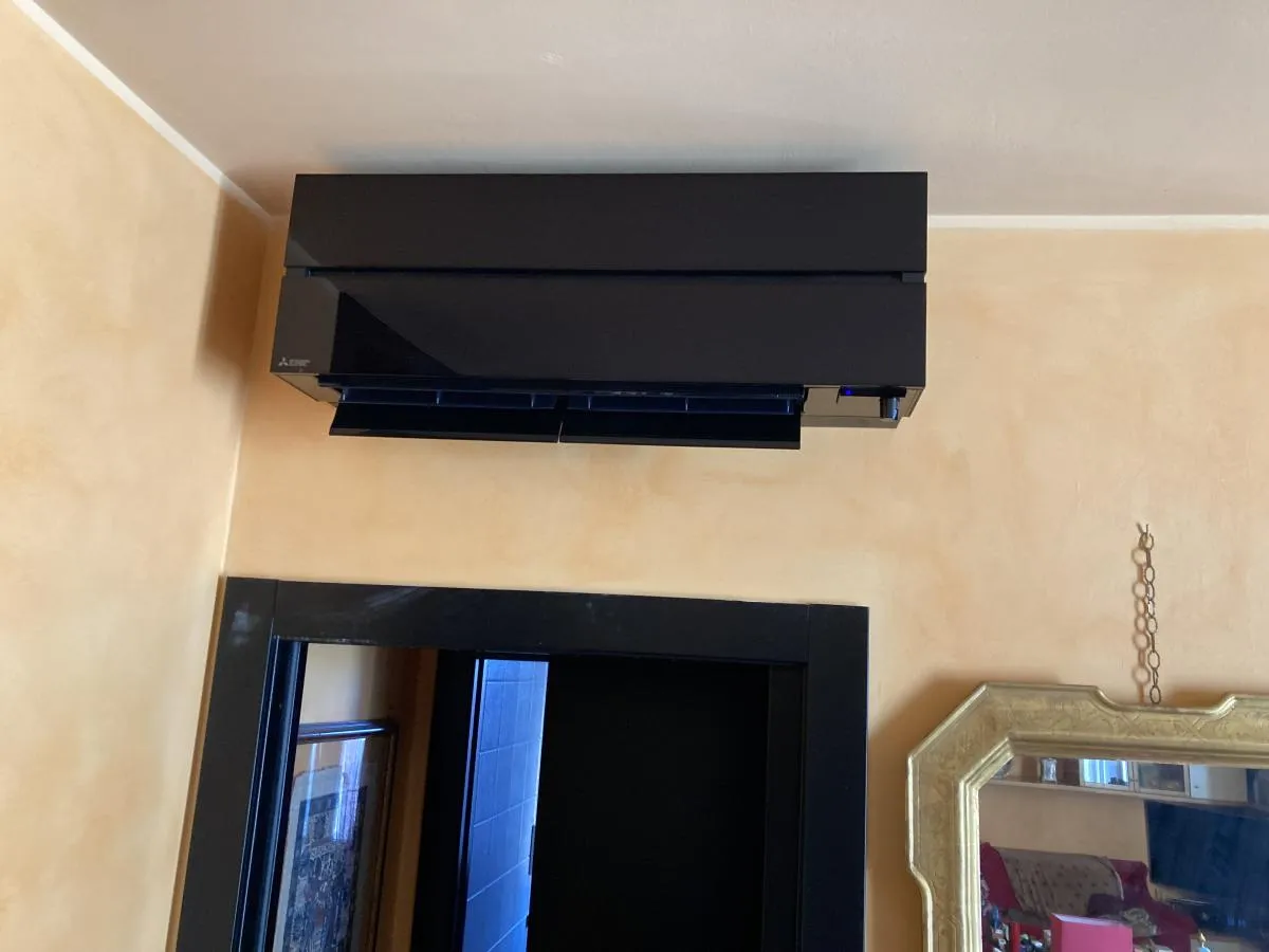 Installazione di un condizionatore Mitsubishi Electric in un soggiorno a Magenta