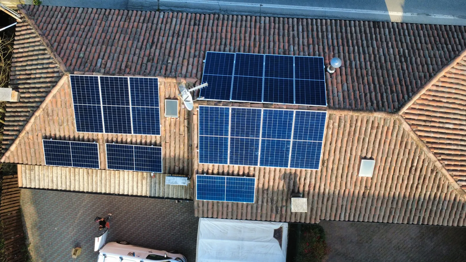 Impianto fotovoltaico installato sul tetto di una casa a Magenta