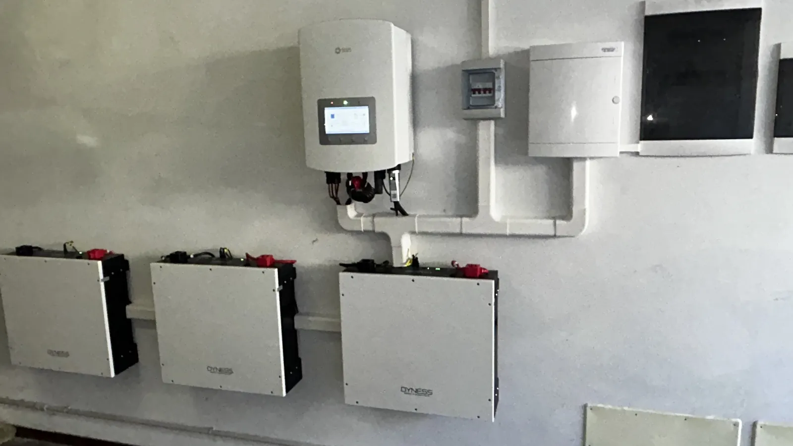Inverter e batterie di accumulo di un impianto fotovoltaico a Magenta